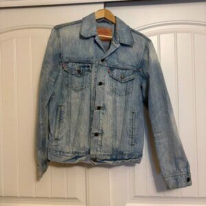 Levi’s Jean Jacket Women’s Medium Light Wash Denim Button Front Long Sleeve